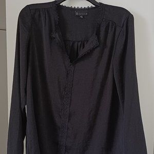Long-Sleeved Flowy Blouse w/Lace Neck Detail in Shiny Black Sz M